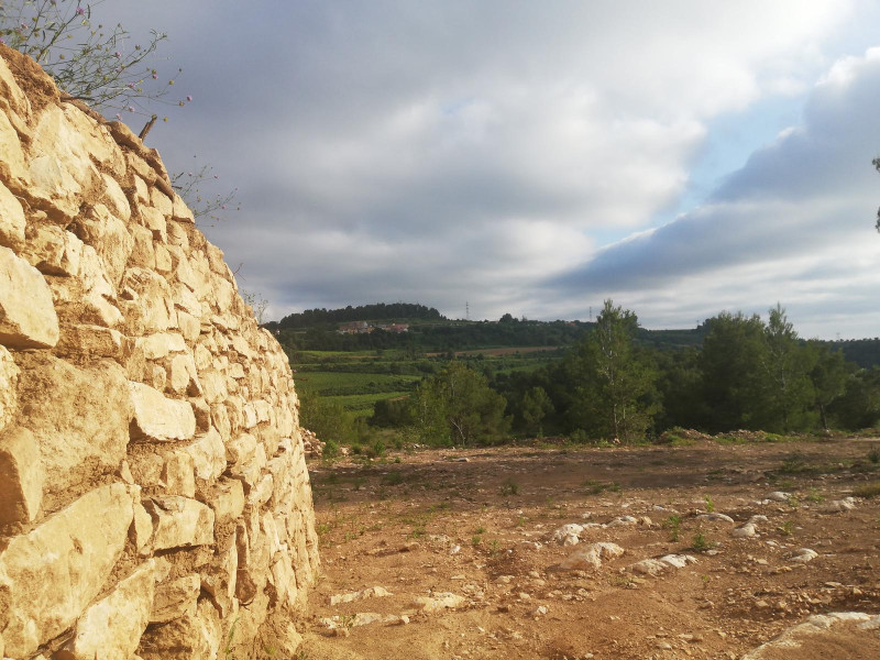 Pueblo de Sant Sadurní y yacimiento paleontológico de los Casots