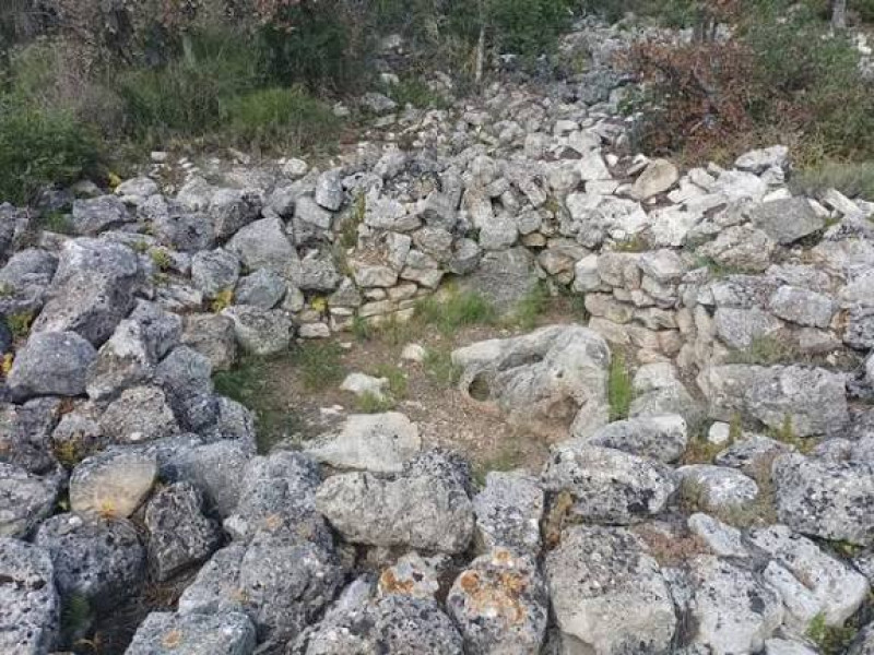 Pueblo de Sant Sadurní y yacimiento paleontológico de los Casots