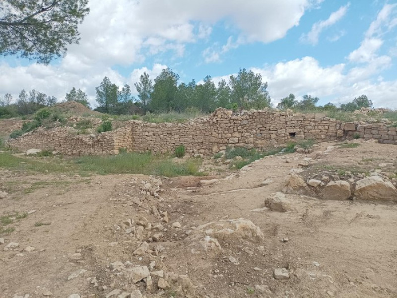 Pueblo de Sant Sadurní y yacimiento paleontológico de los Casots